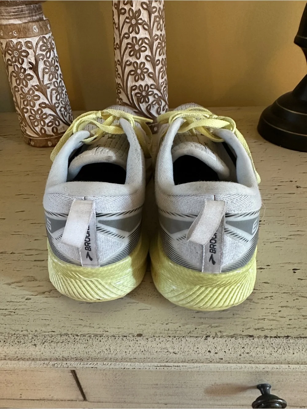 Brooks Levitate 6 Womens Running Shoes Sneakers White Black Yellow size 9